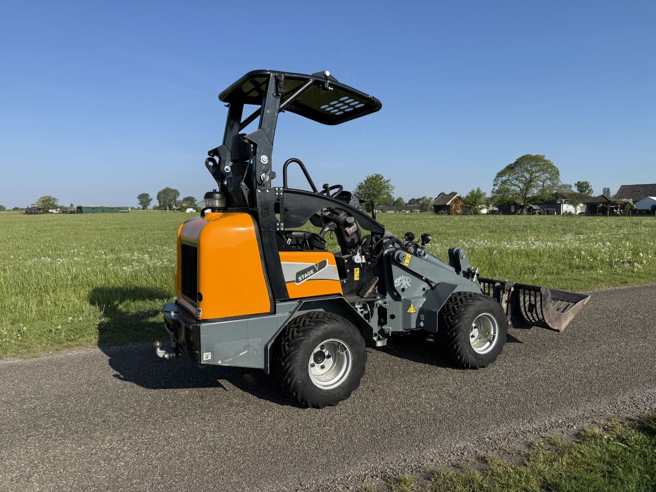 Giant G1500 mini shovel