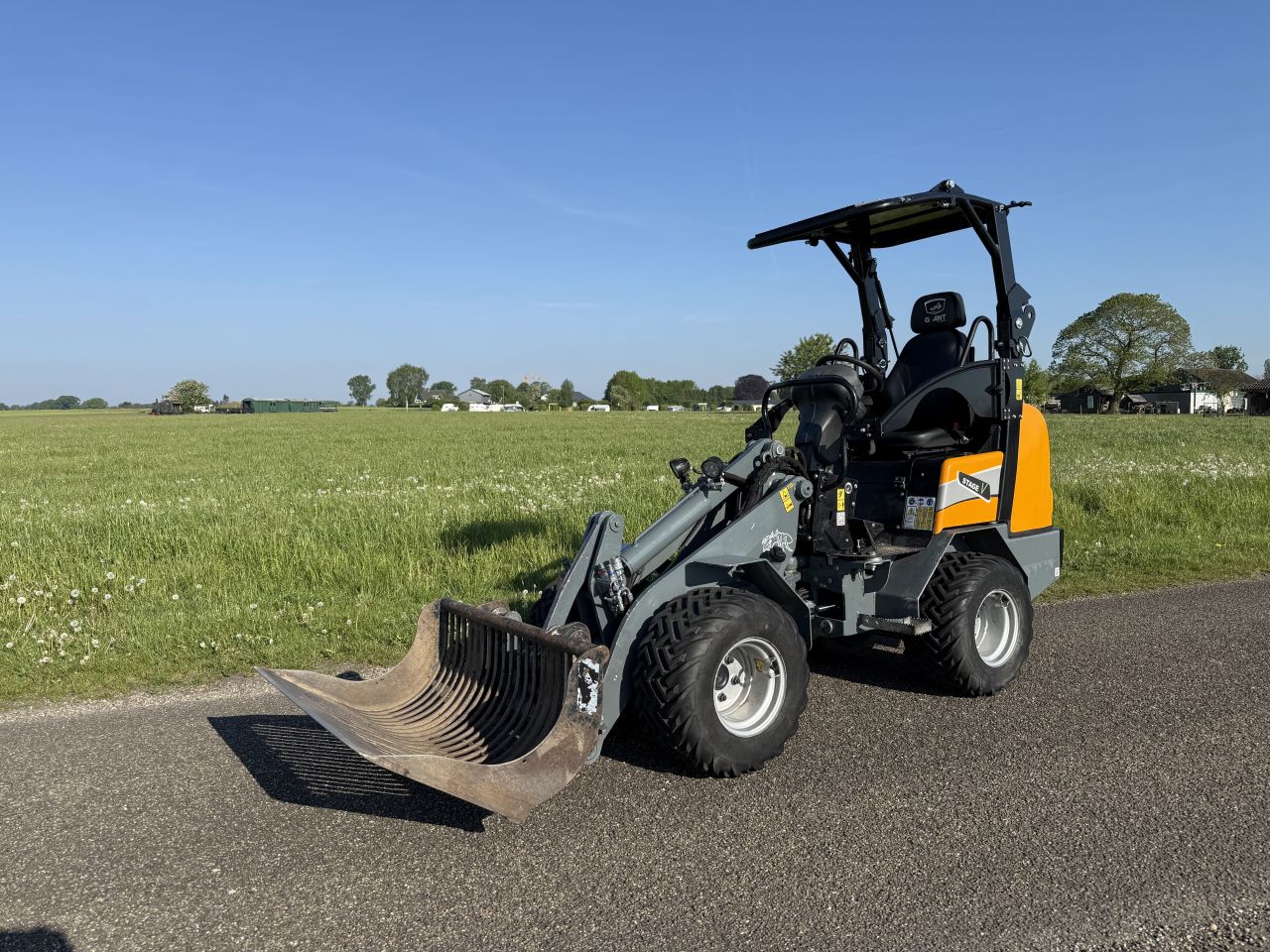 Giant G1500 mini shovel