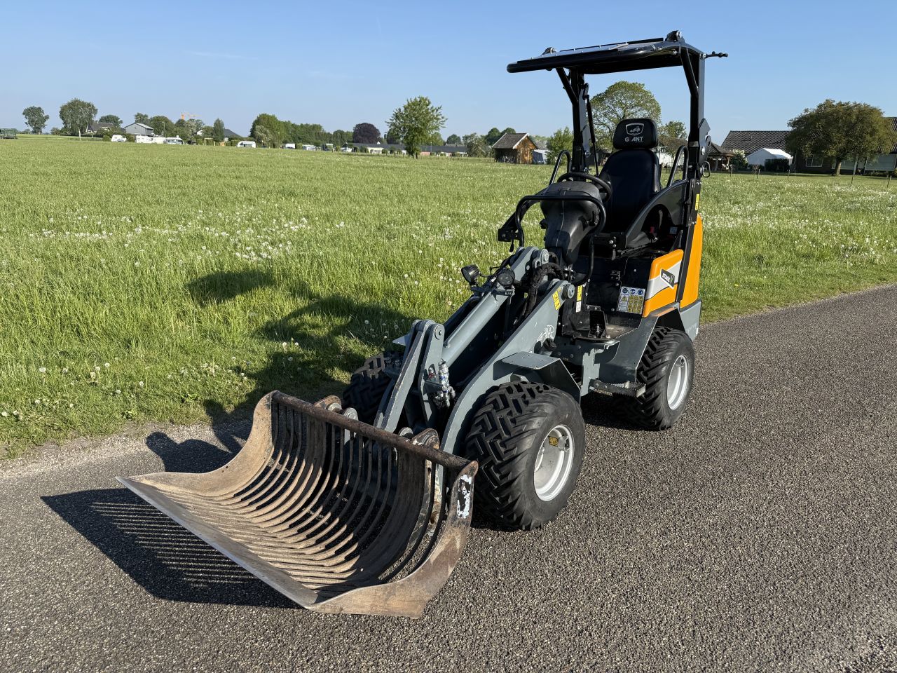 Giant G1500 mini shovel