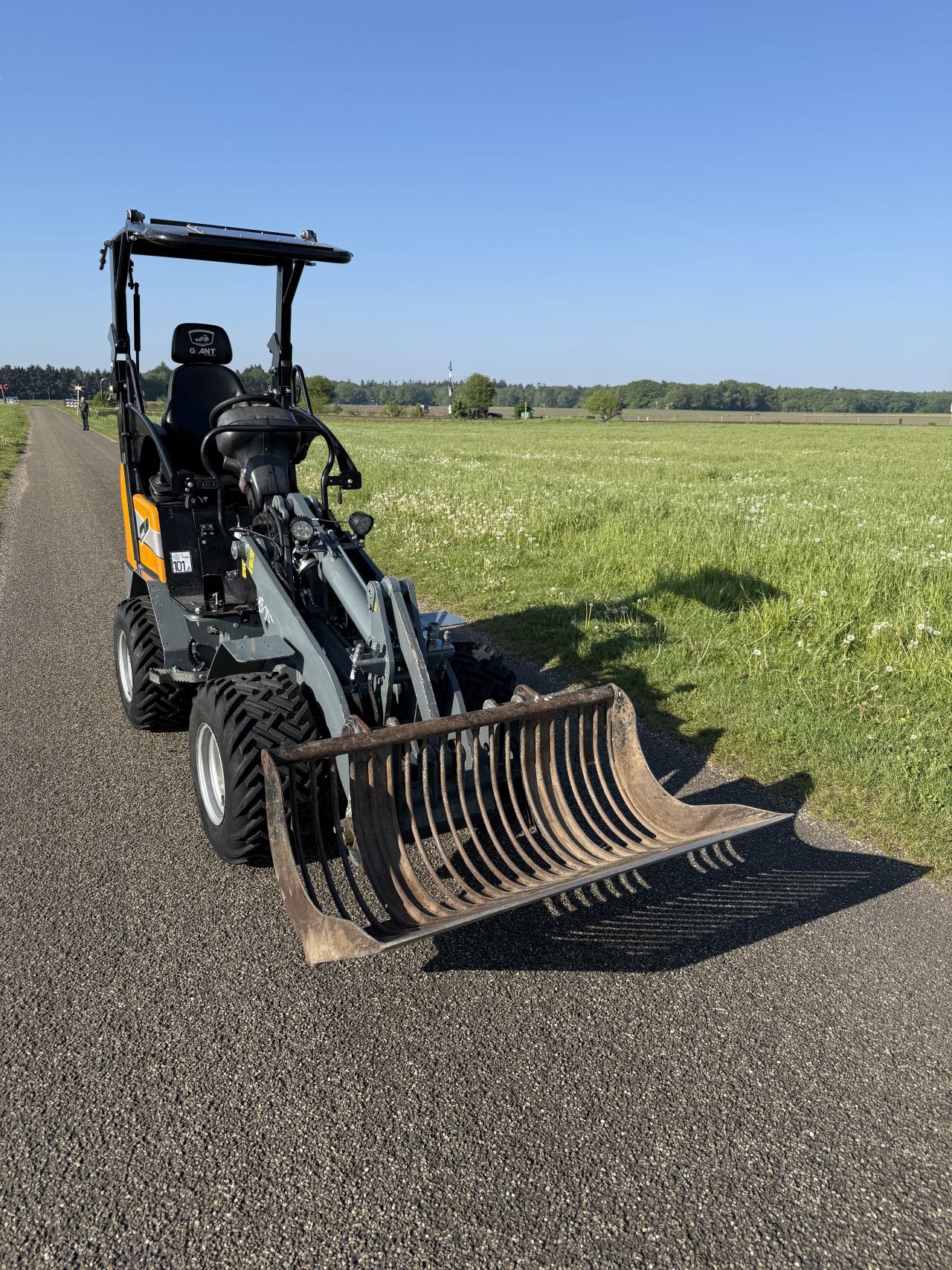 Giant G1500 mini shovel