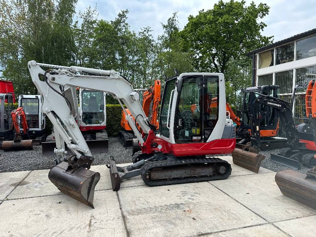 Takeuchi TB235