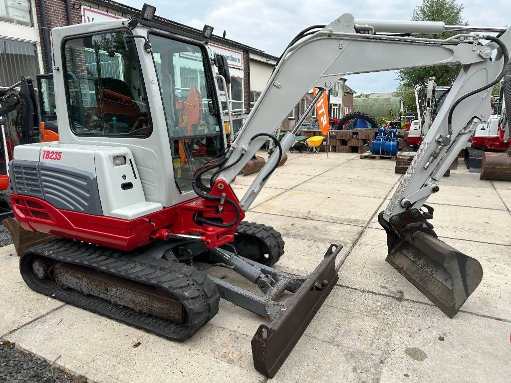 Takeuchi TB235