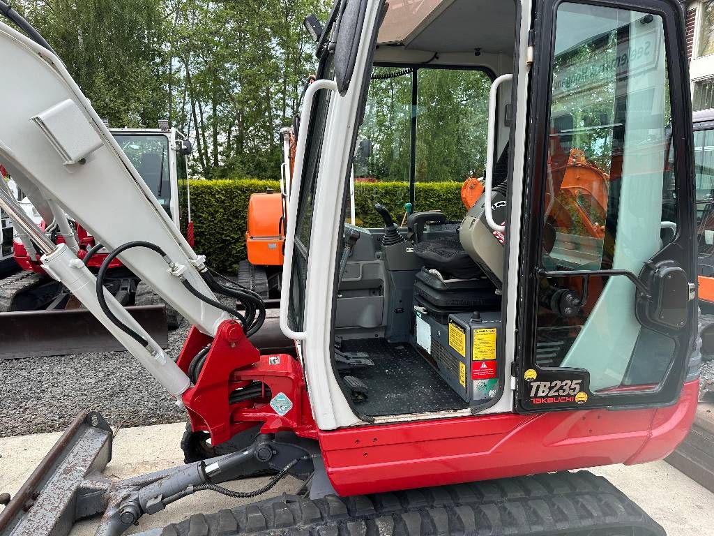 Takeuchi TB235