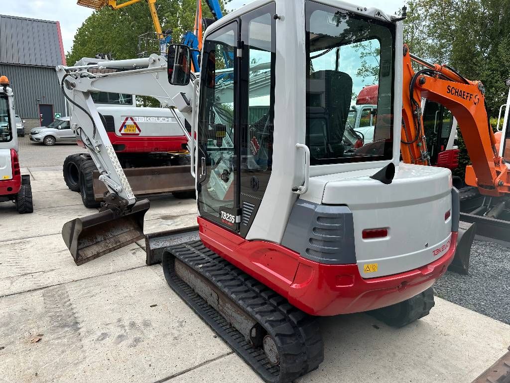 Takeuchi TB235