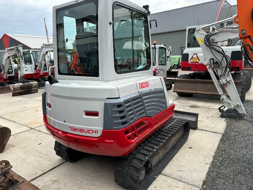 Takeuchi TB235