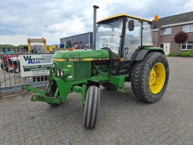 John Deere 1640 MC1 met fronthef.