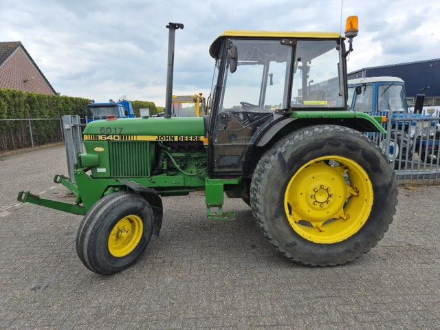 John Deere 1640 MC1 met fronthef.