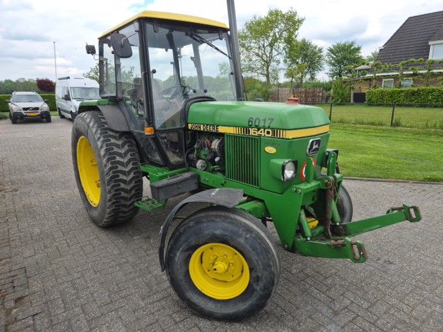 John Deere 1640 MC1 met fronthef.