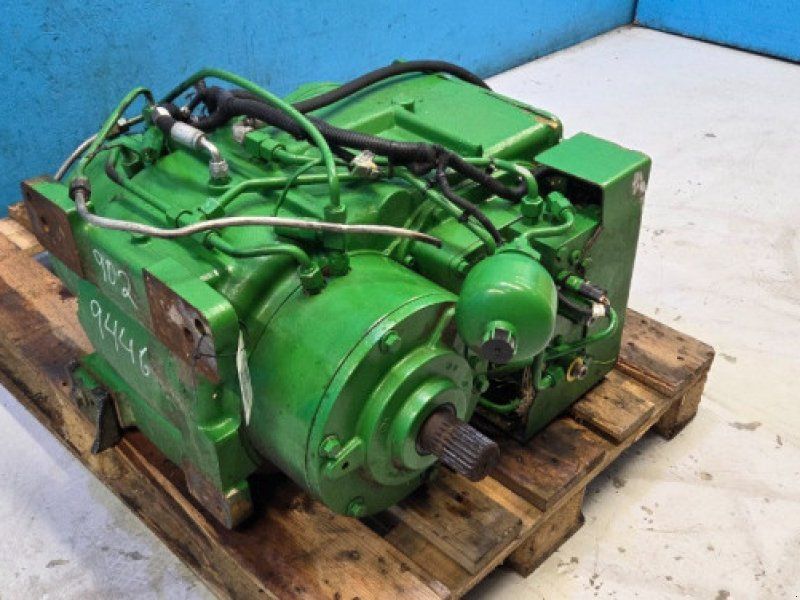 John Deere S690