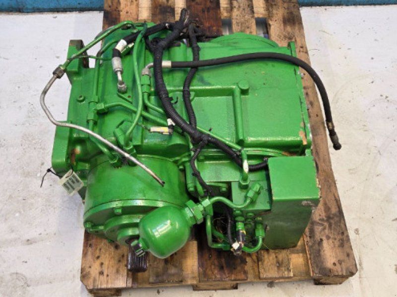 John Deere S690