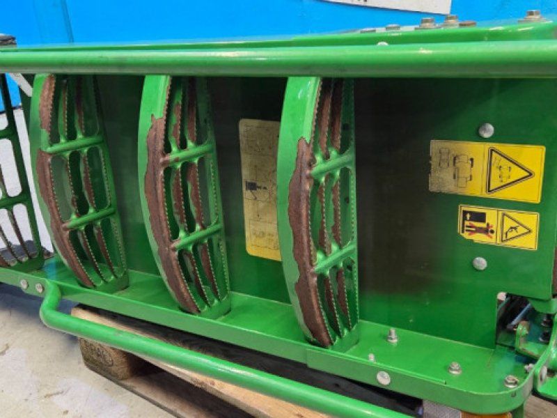 John Deere S690