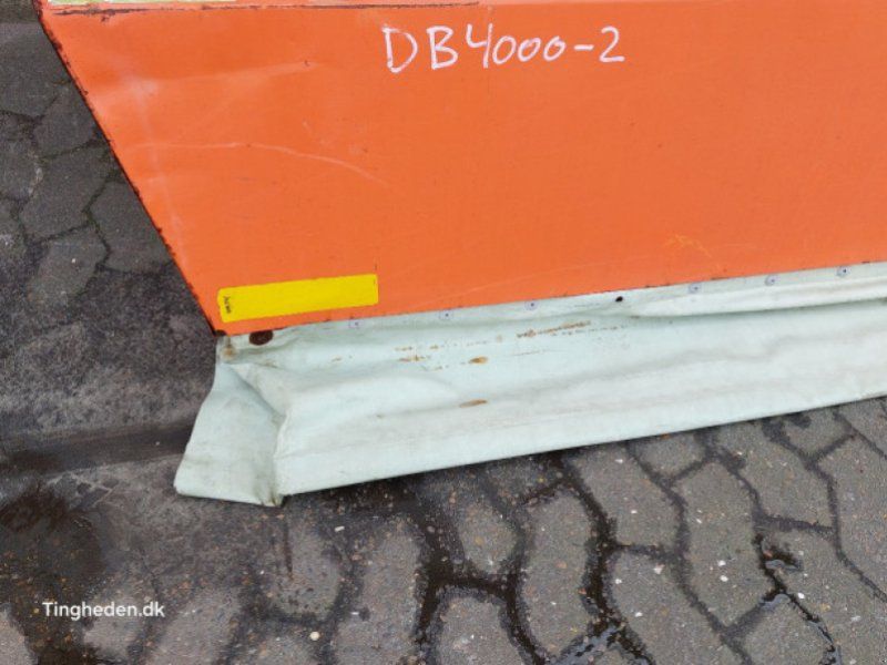 D4000