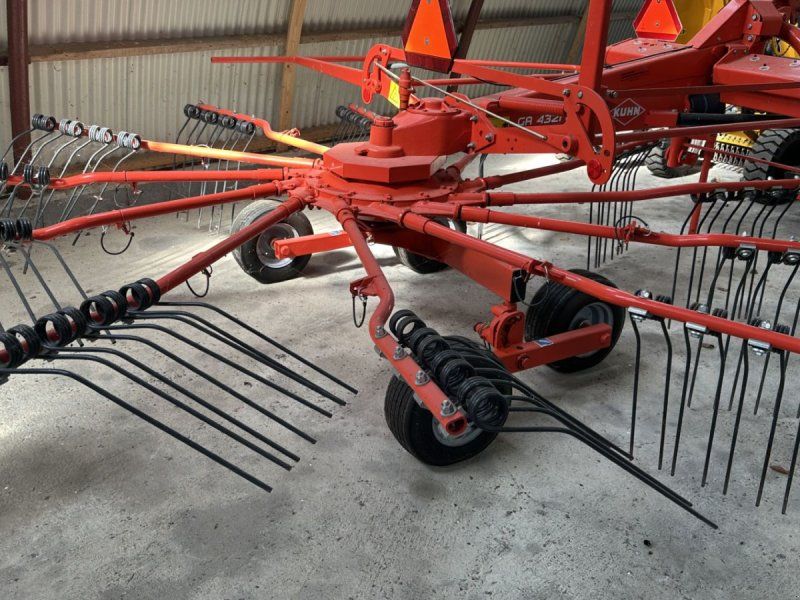 Kuhn GA4321. Riven fremstår som ny. Ikke kørt mange ha.