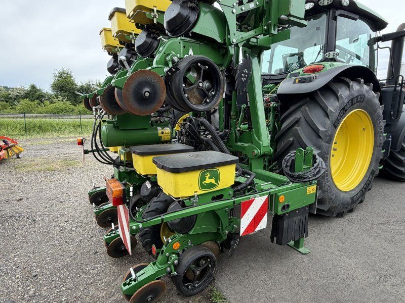 John Deere Planter 1725