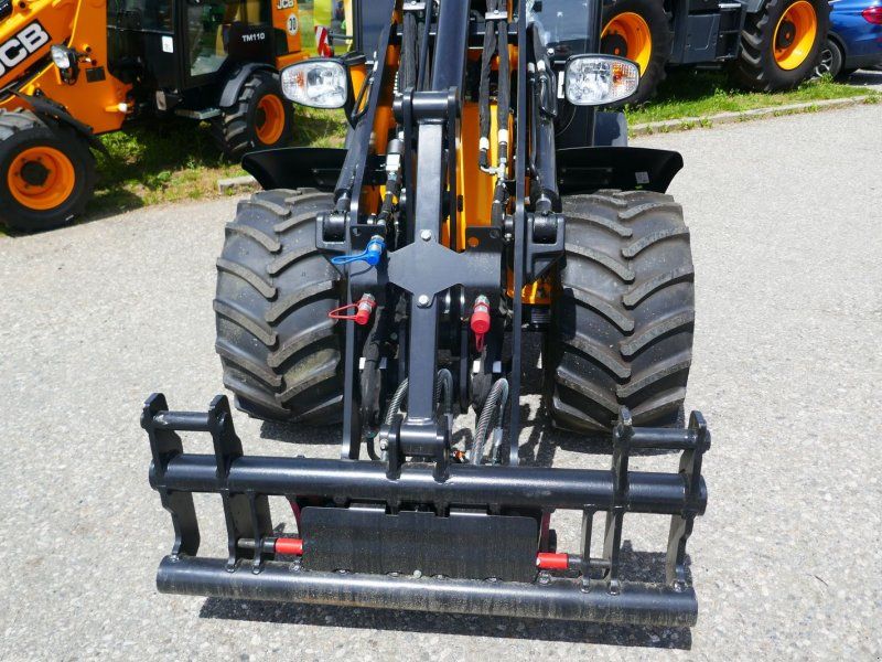 JCB 403 Agri Plus
