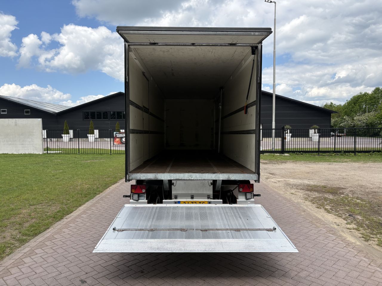 Be oplegger 8 TON VAN DEN OEVER met laadklep 750 kg