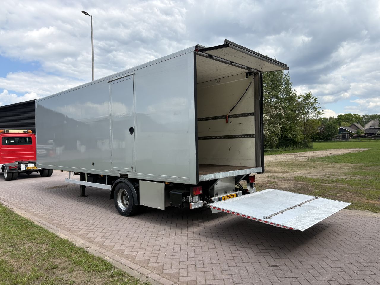 Be oplegger 8 TON VAN DEN OEVER met laadklep 750 kg