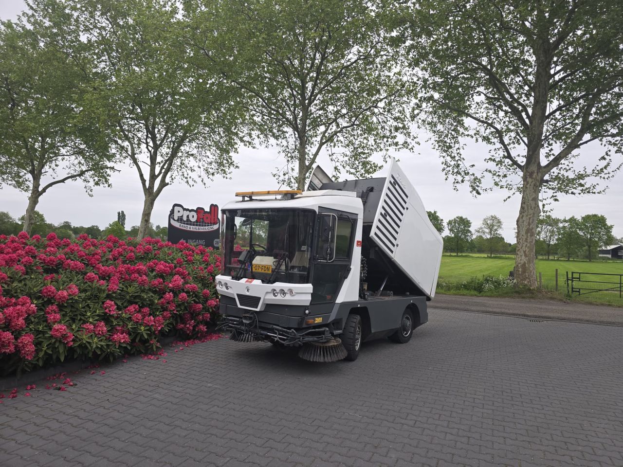 Te Koop Ravo 530 Veegzuigwagen met kenteken