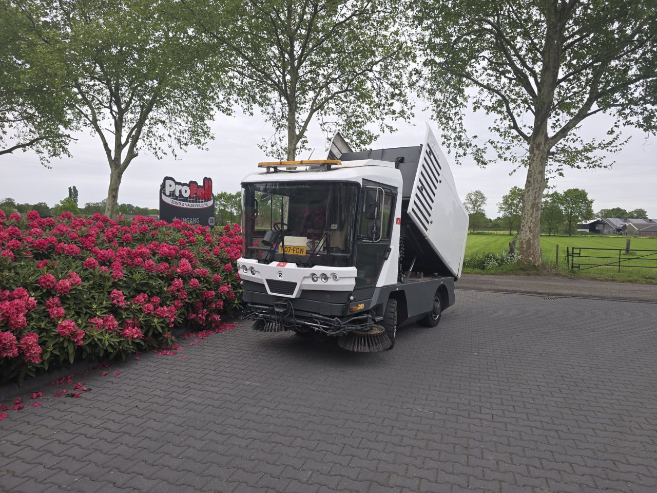 Te Koop Ravo 530 Veegzuigwagen met kenteken