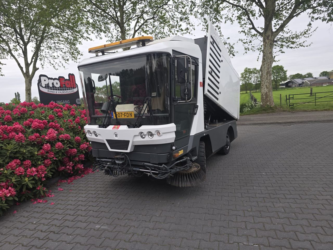 Te Koop Ravo 530 Veegzuigwagen met kenteken