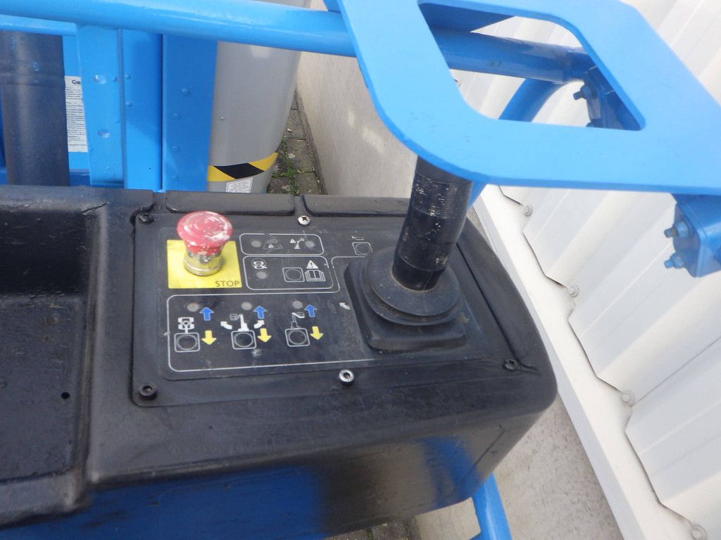 Genie GR-26J 9.90m Electric Mast Lift 2014