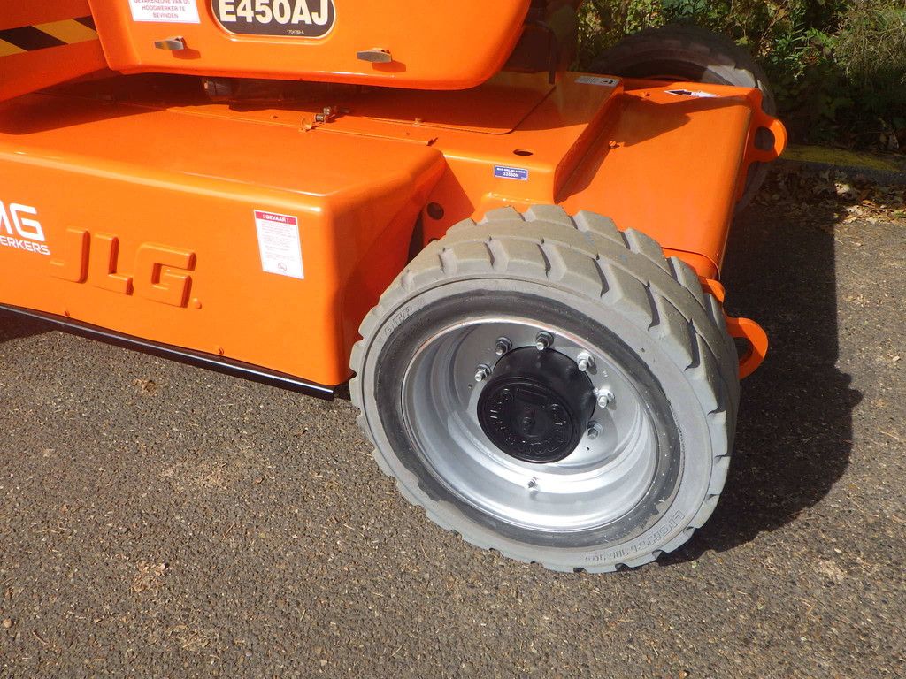 JLG E450AJ Articulated Boom Lift 15.72m Electric 2011
