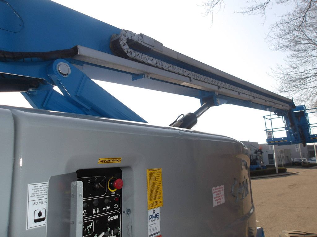 Telescopic boom lift Genie S-85 27.91m Diesel 2012