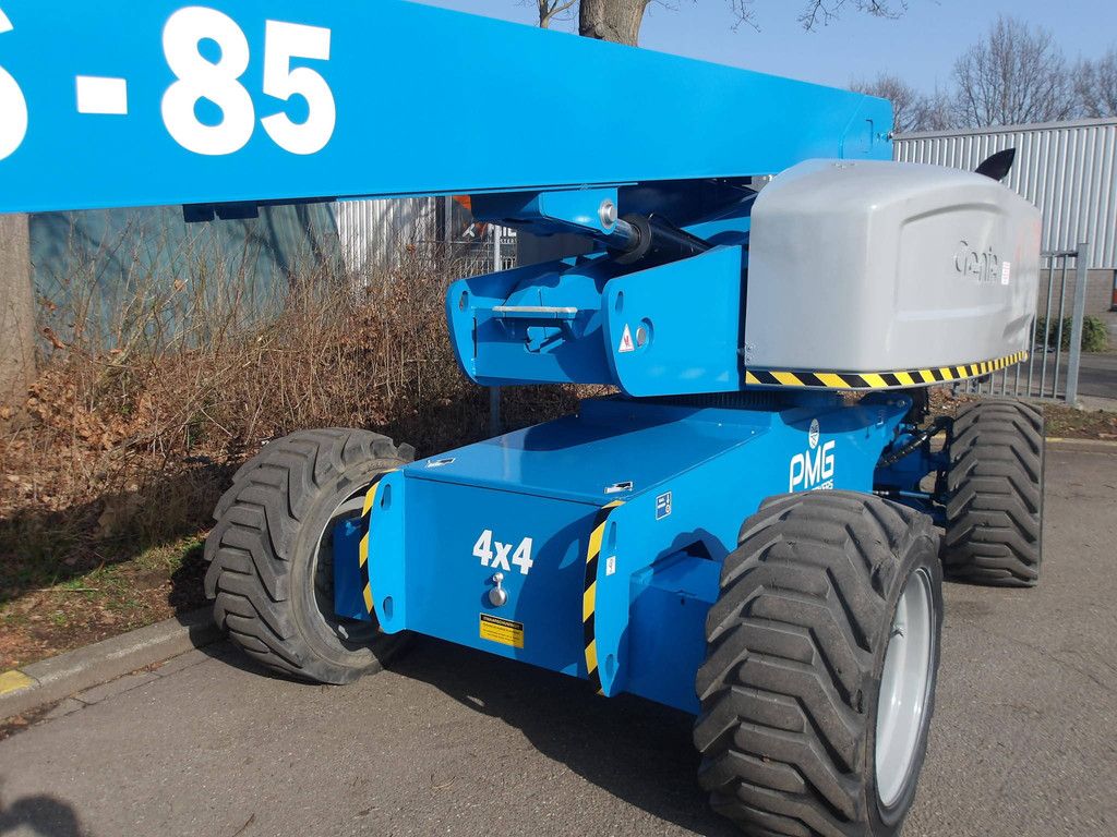 Telescopic boom lift Genie S-85 27.91m Diesel 2012
