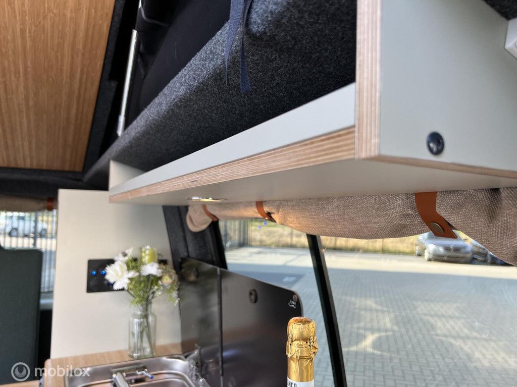 Volkswagen T6.1 buscamper Florida L1H1 2021 two-tone