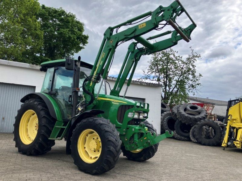 John Deere 5820