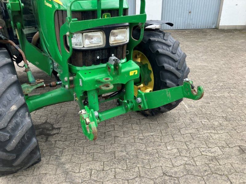 John Deere 5820