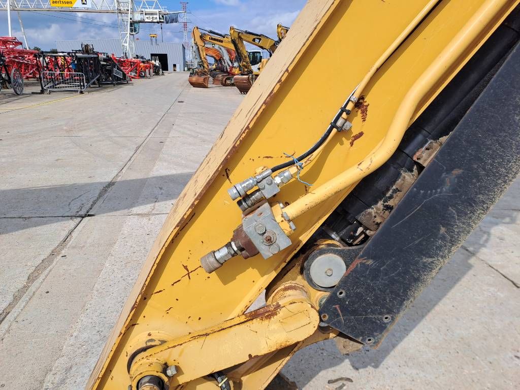 CAT 330DL UHD (21m UHD + standard boom)