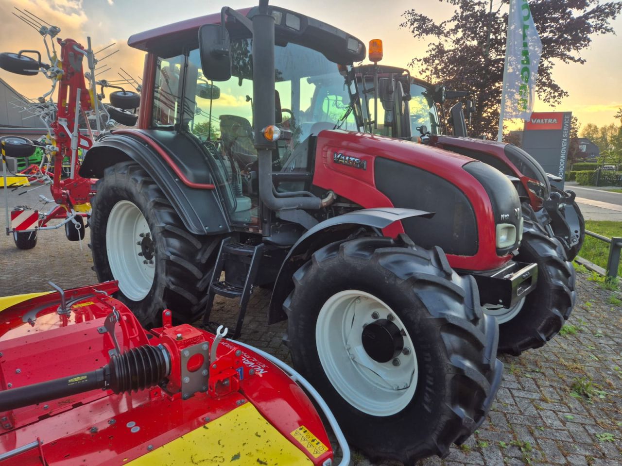 Valtra N82 , geheel nagezien