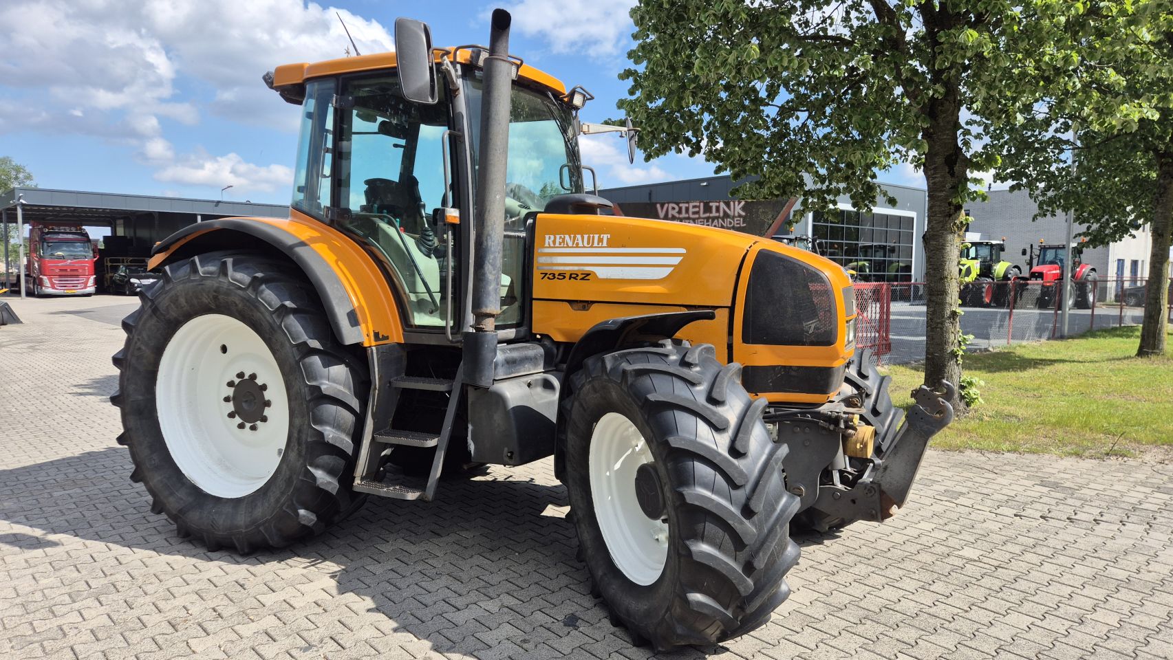 Renault Ares 735 RZ met Fronthef en PTO