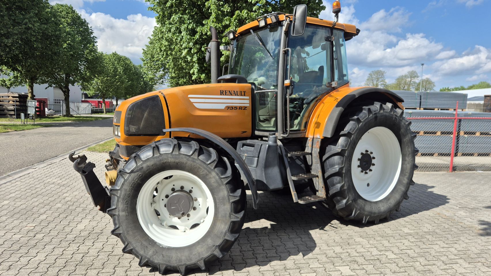 Renault Ares 735 RZ met Fronthef en PTO