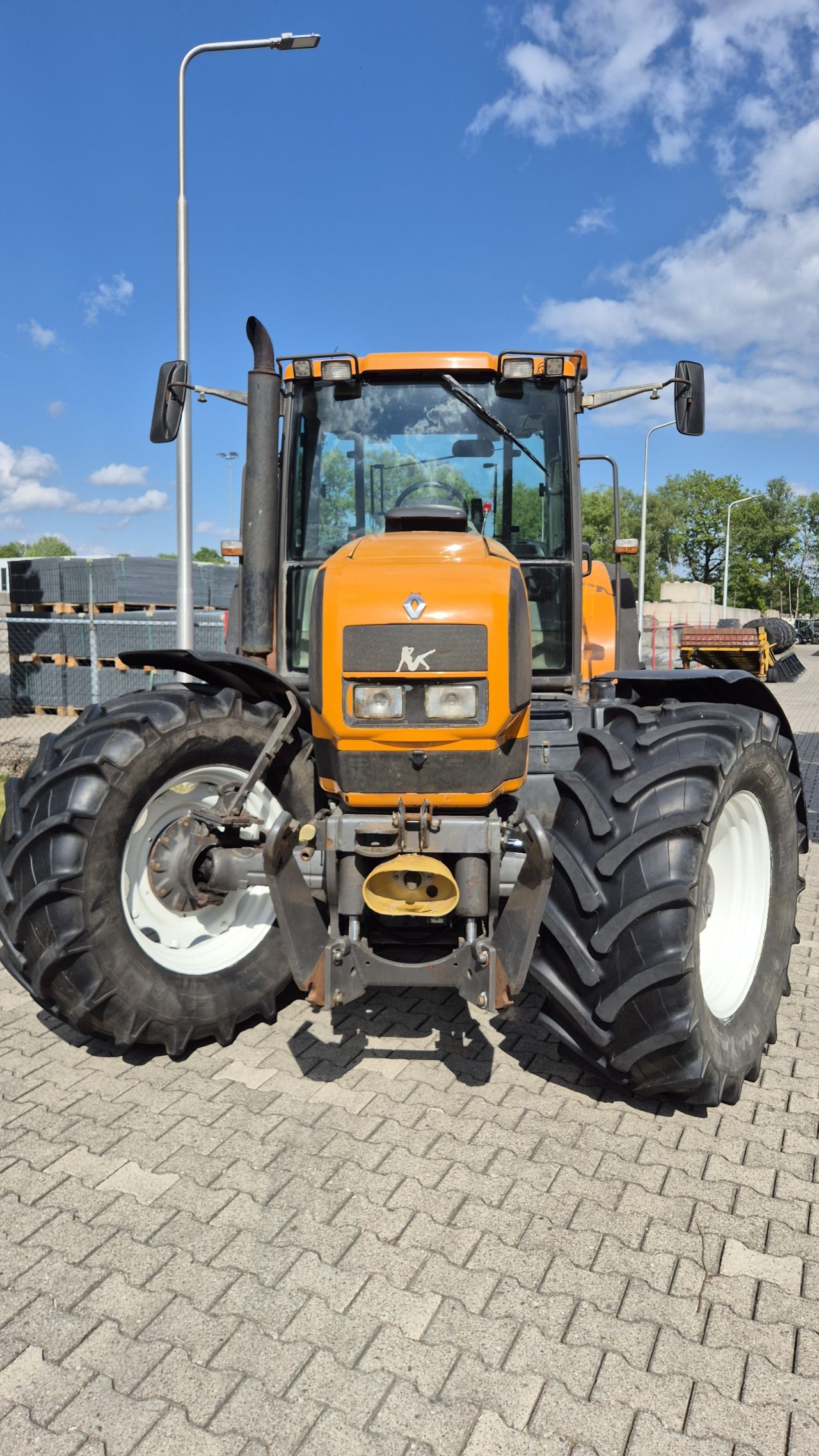 Renault Ares 735 RZ met Fronthef en PTO
