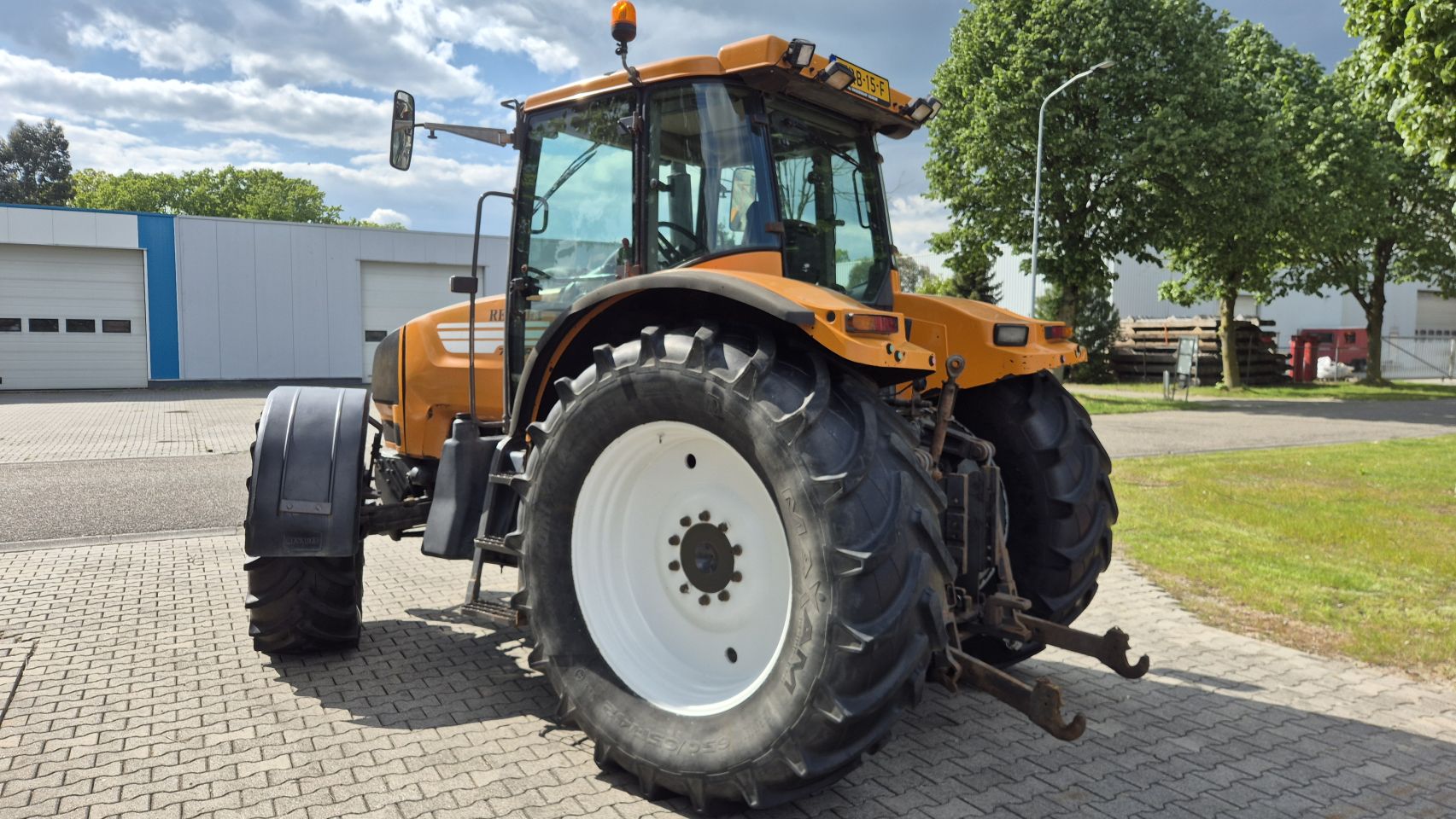 Renault Ares 735 RZ met Fronthef en PTO