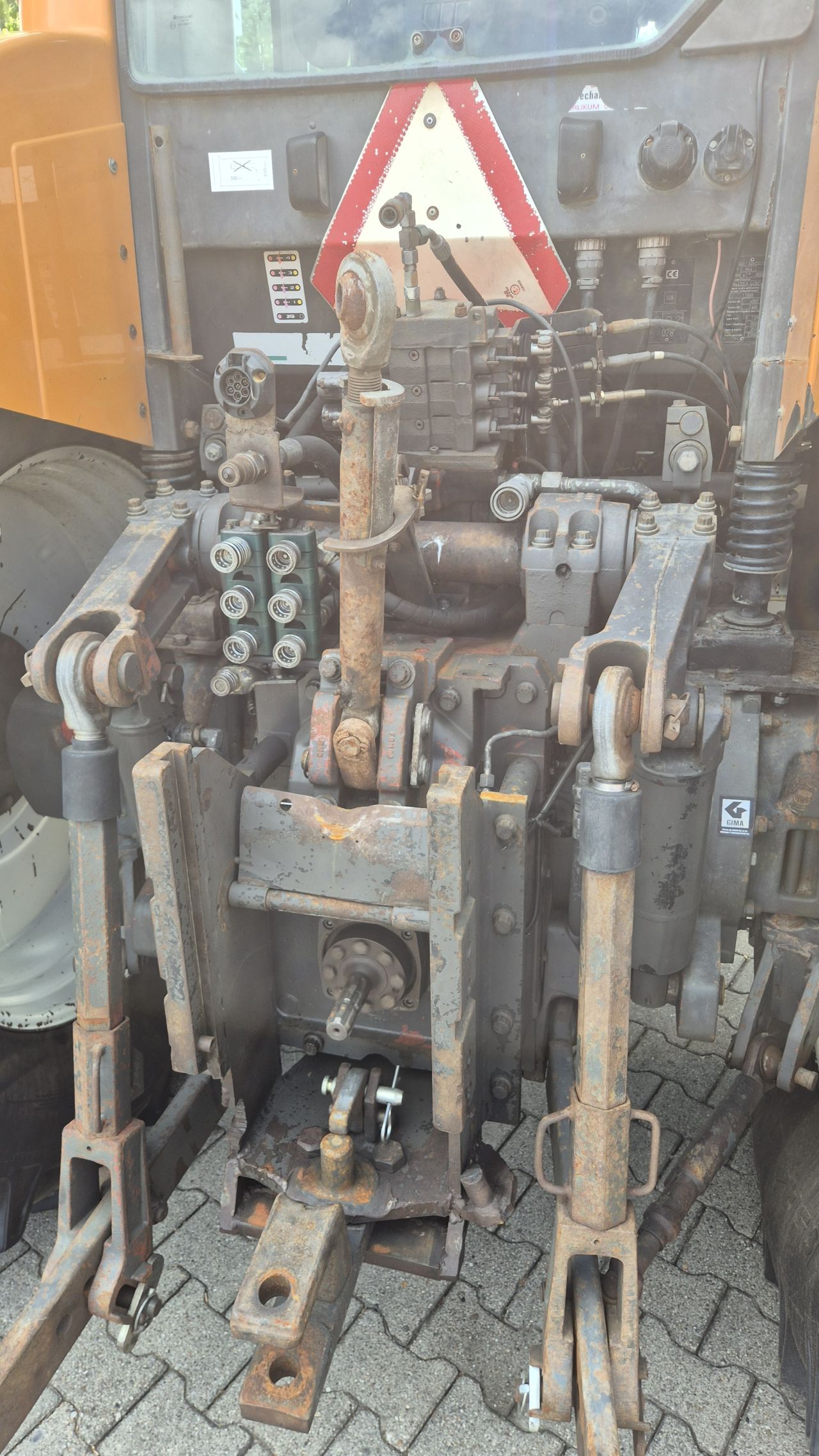 Renault Ares 735 RZ met Fronthef en PTO