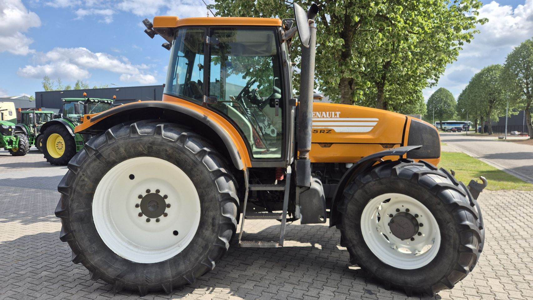 Renault Ares 735 RZ met Fronthef en PTO