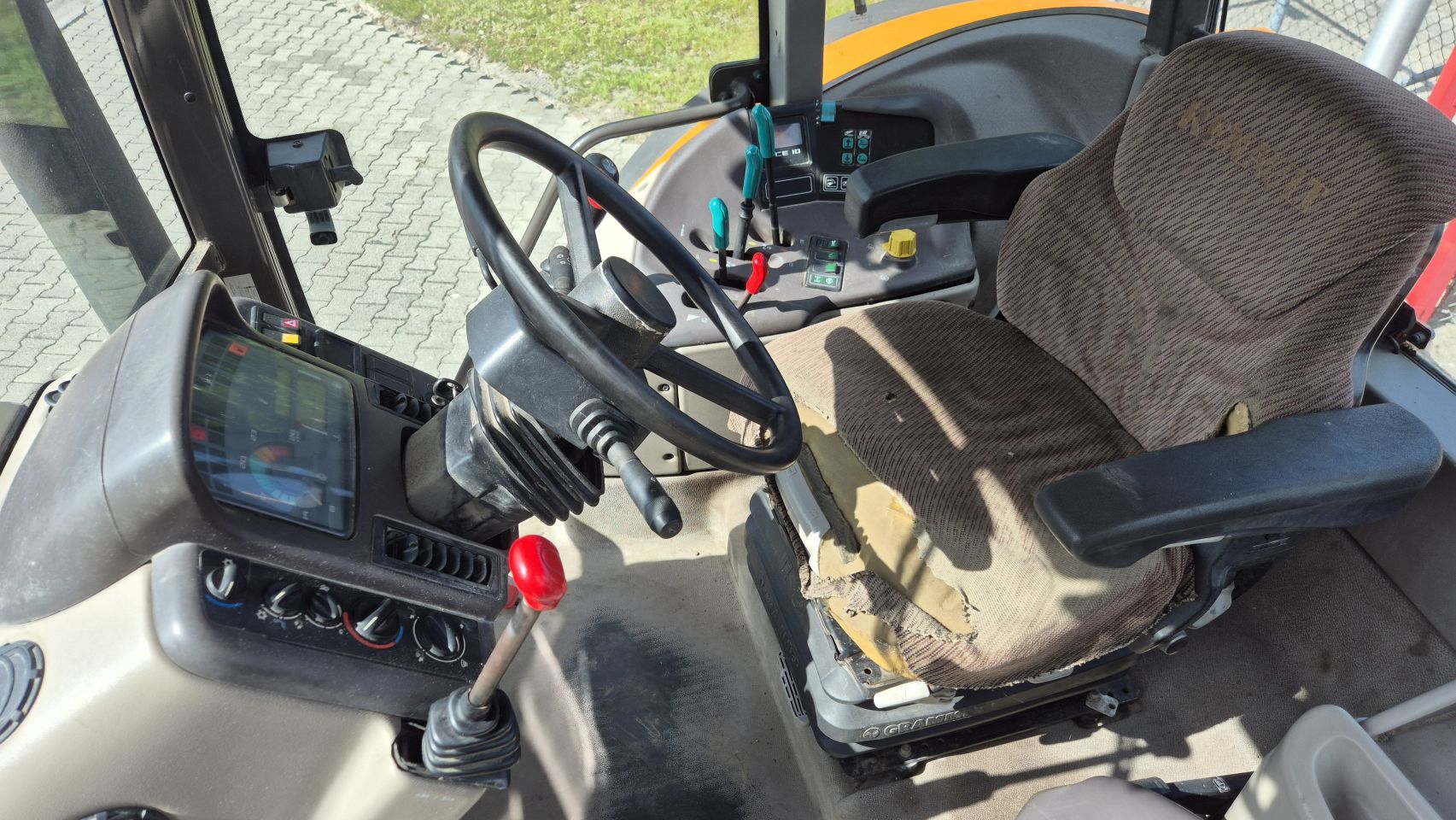 Renault Ares 735 RZ met Fronthef en PTO