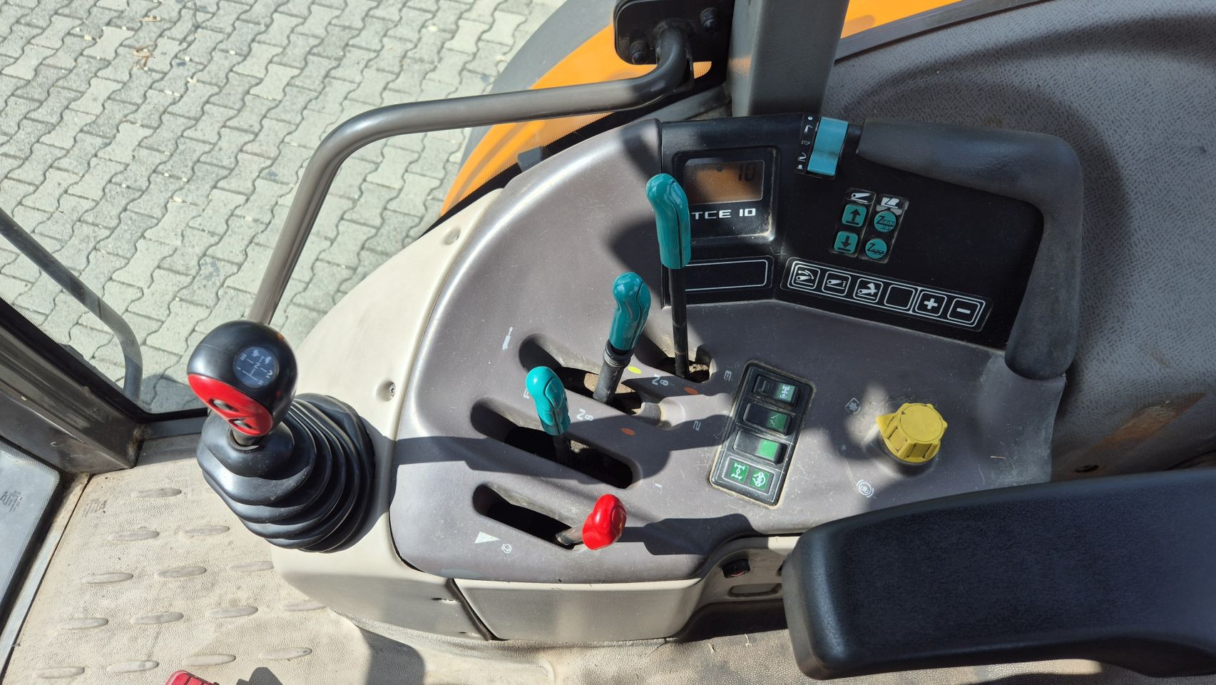 Renault Ares 735 RZ met Fronthef en PTO