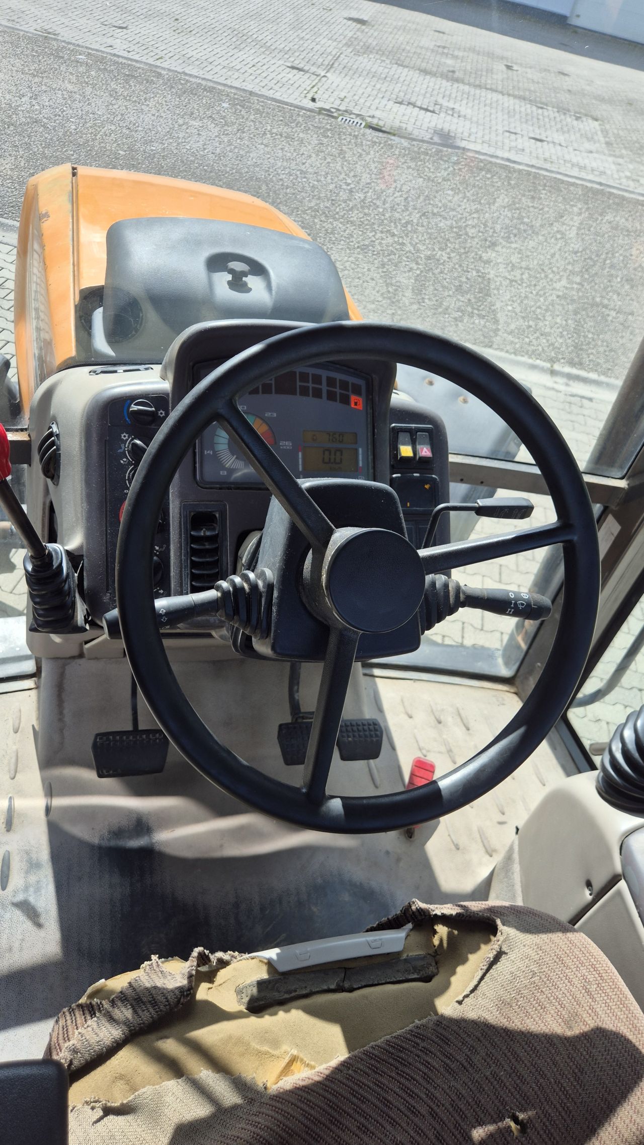 Renault Ares 735 RZ met Fronthef en PTO