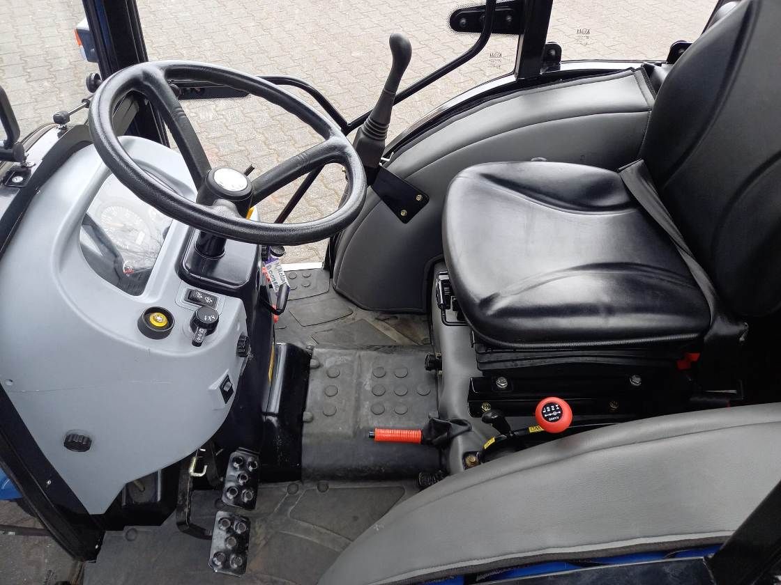 New Holland Boomer 35 + frontmaaier