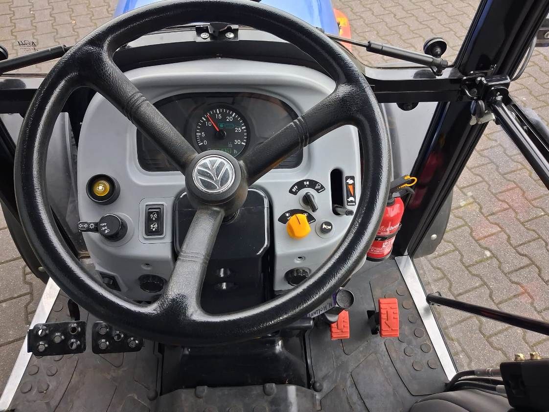 New Holland Boomer 35 + frontmaaier