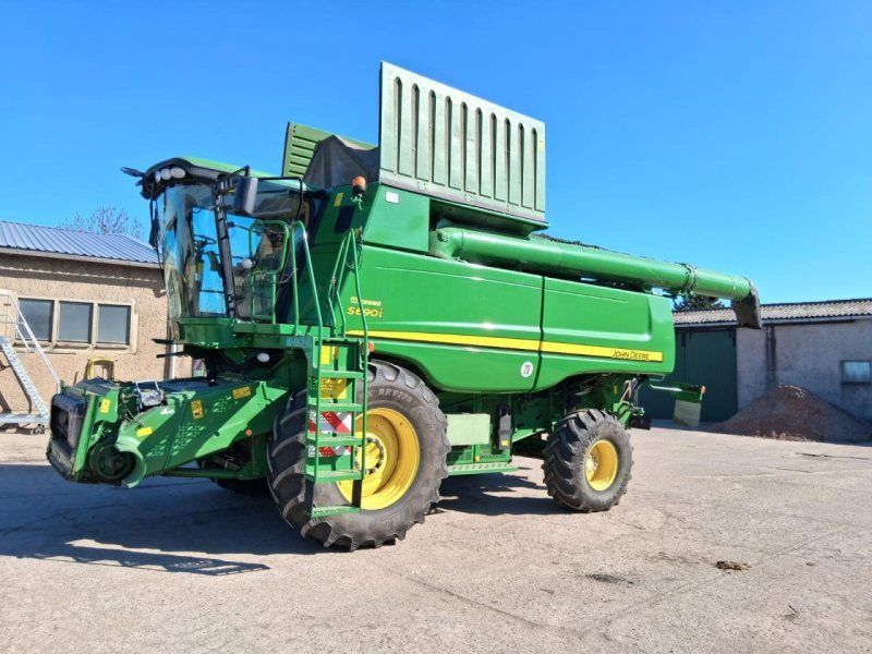 John Deere S 690i mit 2 Schneidwerken