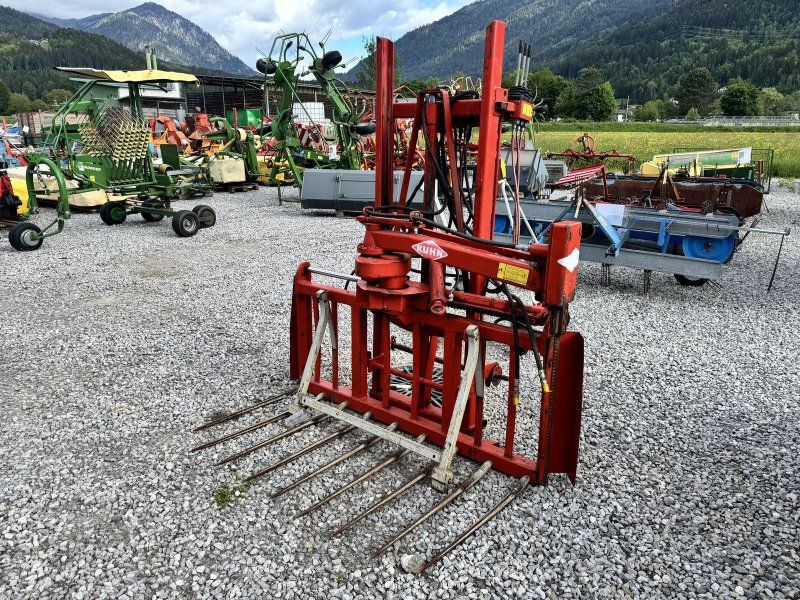 Kuhn Siloblockschneider mit Hubgerüst
