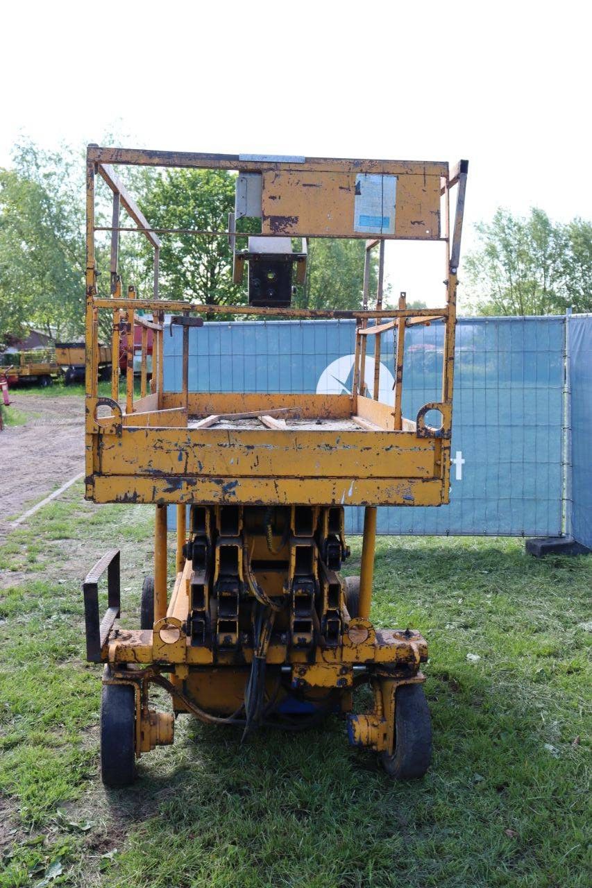Electric Upright Scissor Lift