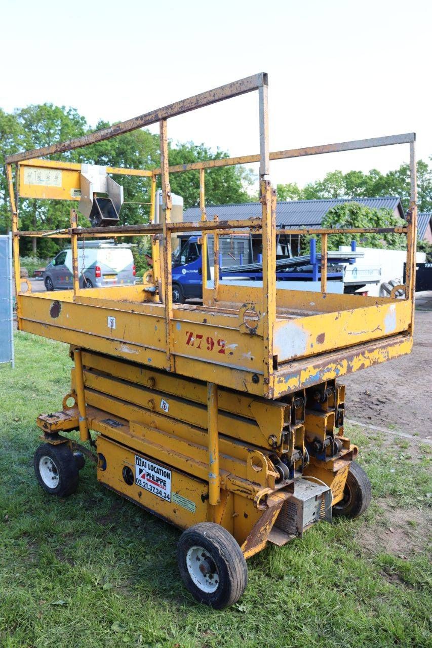 Electric Upright Scissor Lift