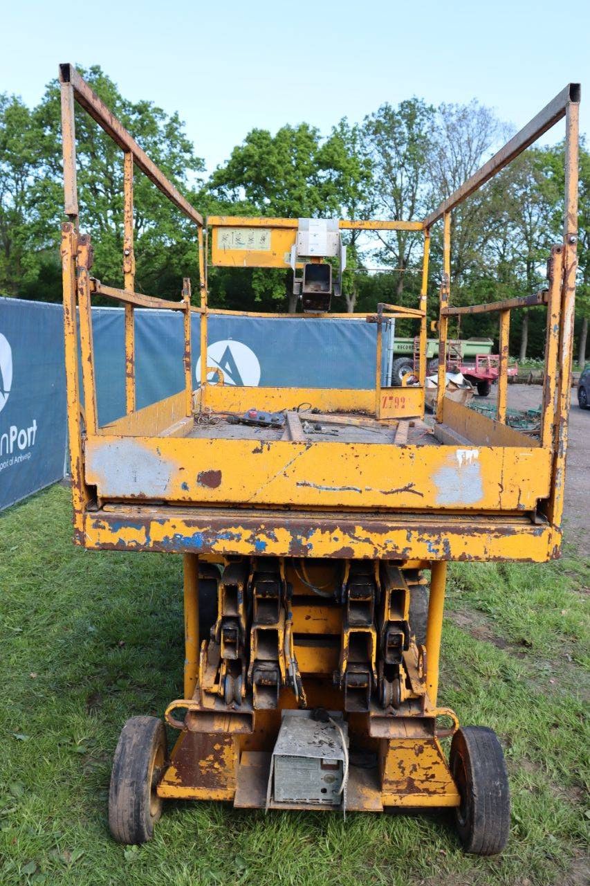 Electric Upright Scissor Lift