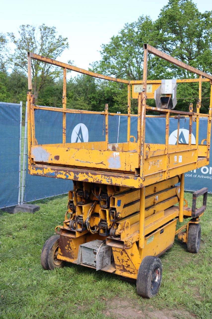 Electric Upright Scissor Lift